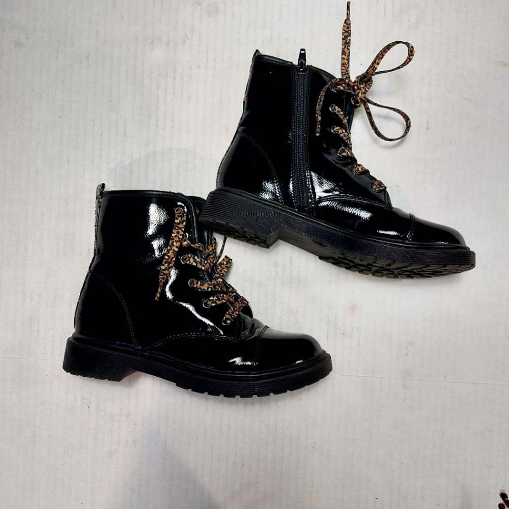 Cat & Jack Girls Black Lace up Boots Size 4.